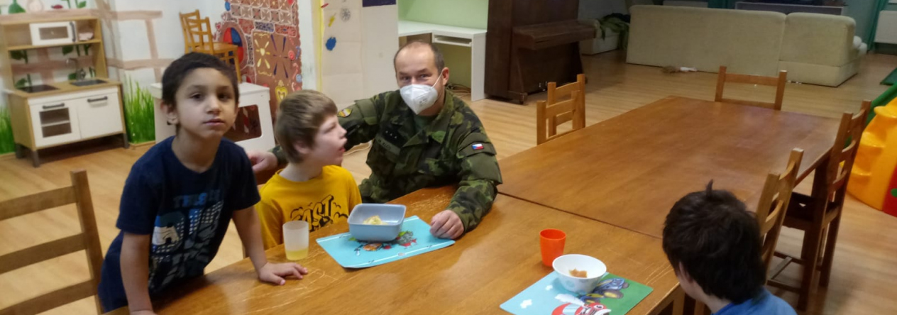 Vojáci pomáhají v Dětském domově v Řepištích