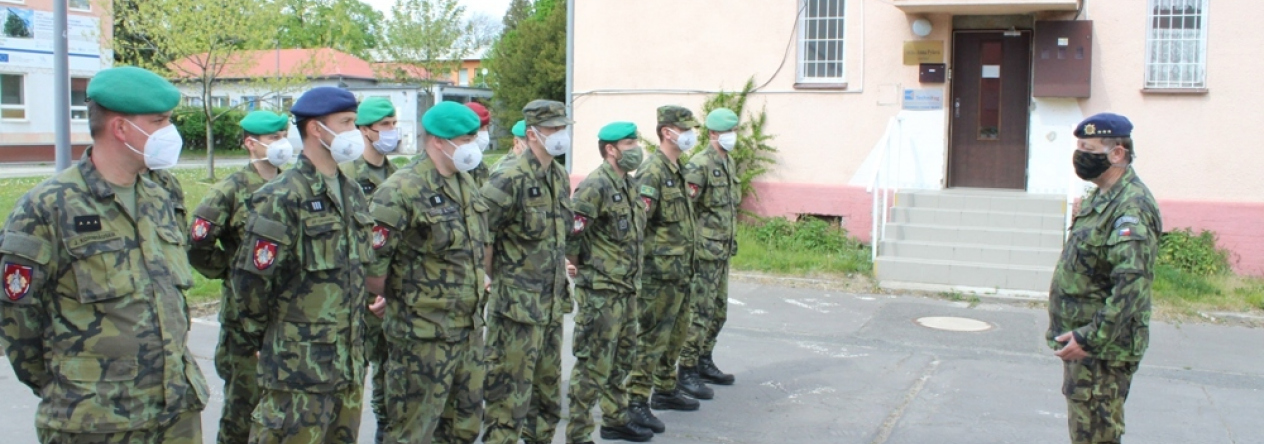 Plukovník Medek vydává pokyny vojákům pamáhajícím v Alzheimercentru