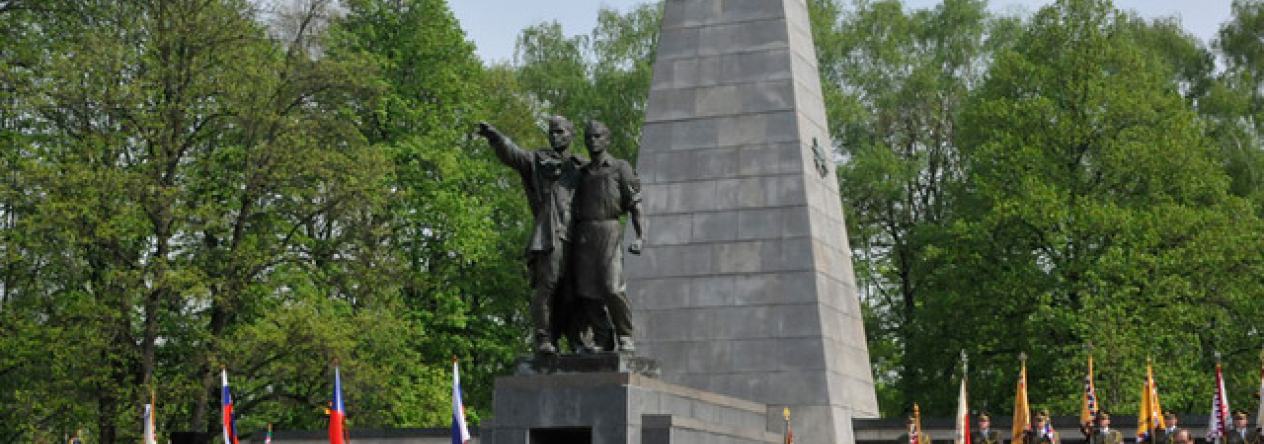 Památník osvobození v Komenského sadech v Ostravě