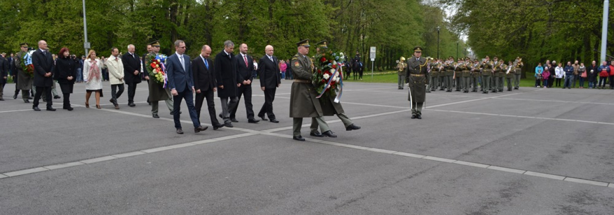 Čestná stráž Armády České republiky při pokládání kytic a věnců