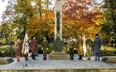 Vzpomínkový akt u pomníku hrdinů světových válek v Husově sadu v Ostravě