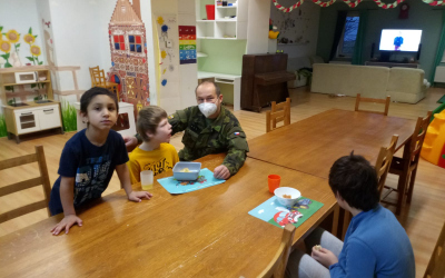 Vojáci pomáhají v Dětském domově v Řepištích