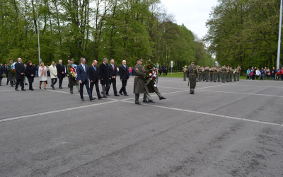 Čestná stráž Armády České republiky při pokládání kytic a věnců