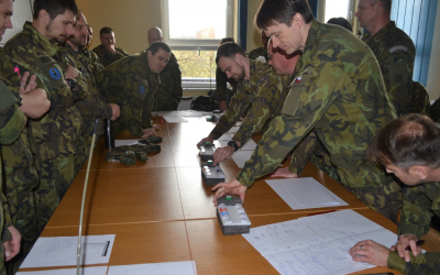 Velitelé družstev a čet při nácviku taktických činností na plastovém stolu
